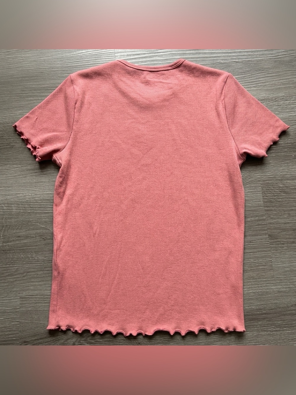 NWT Hollister Coral Pink Embroidered Daisy Ribbed Crew Tee - size Medium - Picture 2 of 4